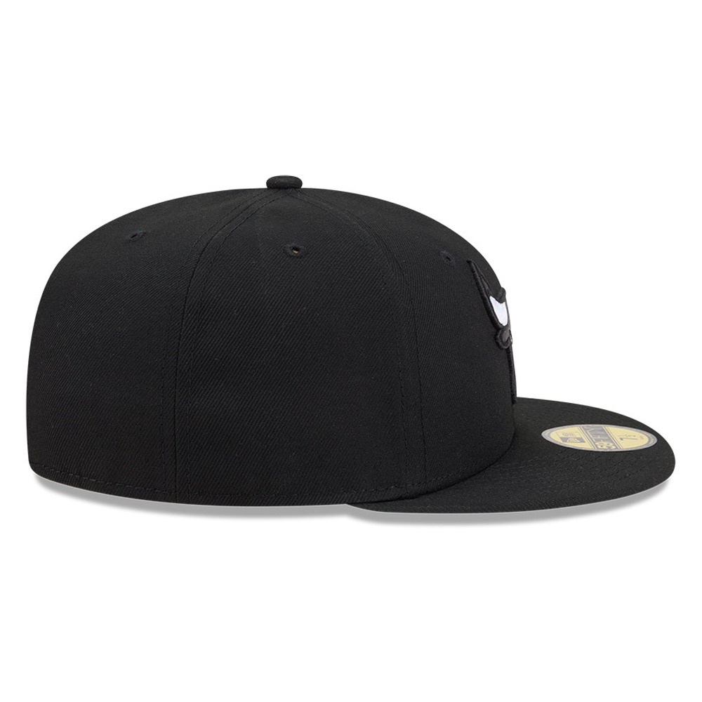Chicago Bulls Black White Outline Basic New Era 59FIFTY Fitted Hat